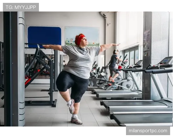 登贝莱逛超市随手买空一整排能量饮料，结账时店员以为他开健身房