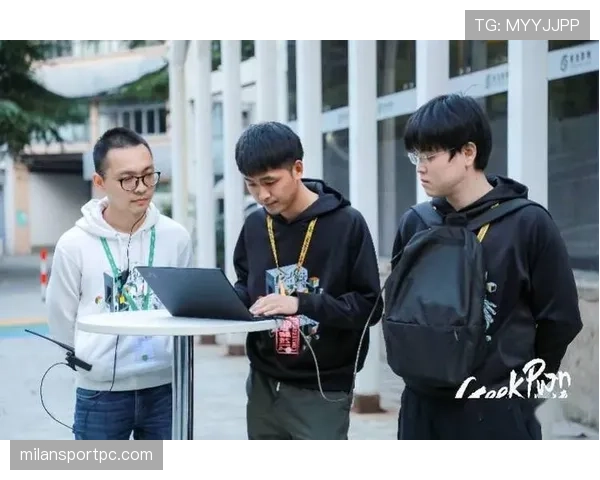 耳机裁判系统如何影响场上判罚？揭秘沟通机制与规则执行逻辑